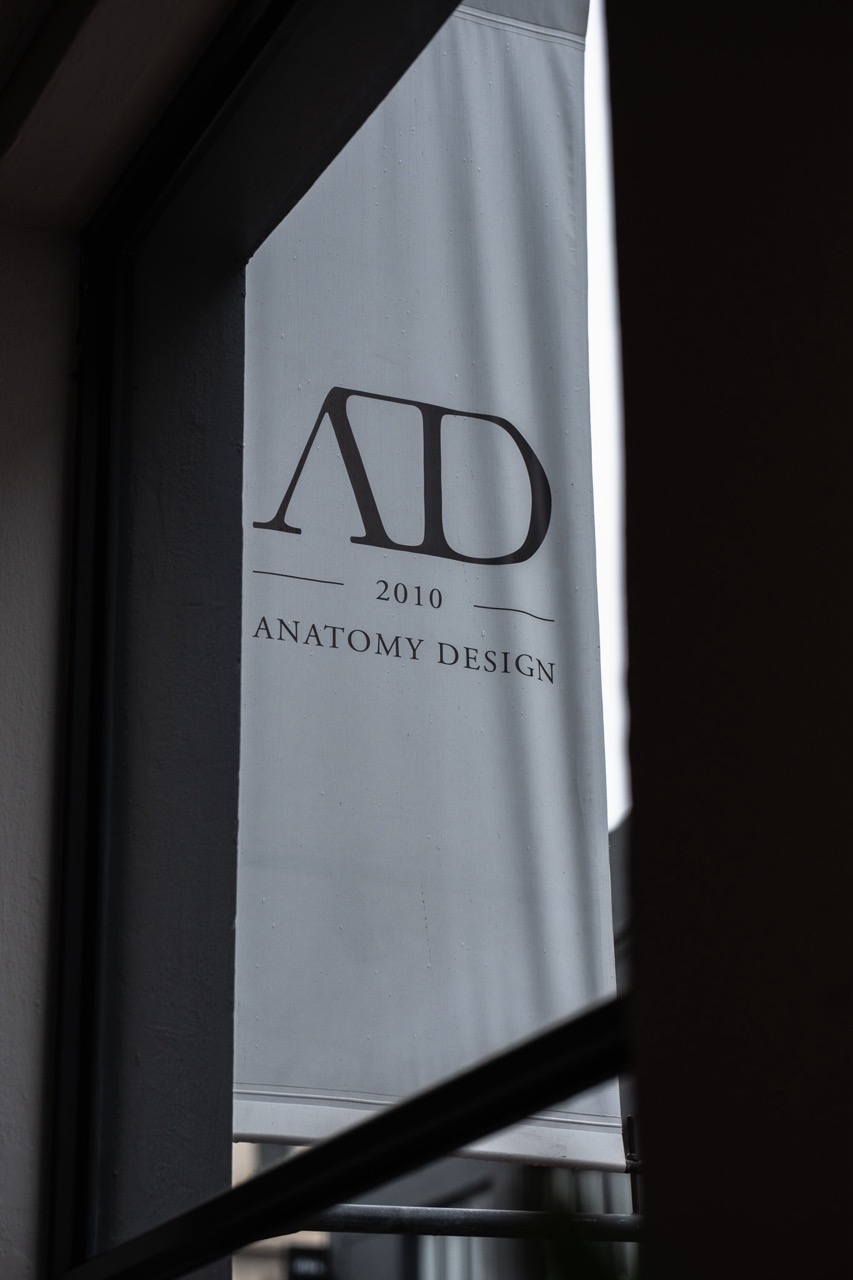 Artisanal objects and design elements in context
